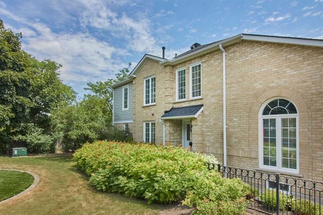 86 Heathcliffe Sq, Townhouse with 3 bedrooms, 4 bathrooms and 2 parking in Brampton ON | Image 1