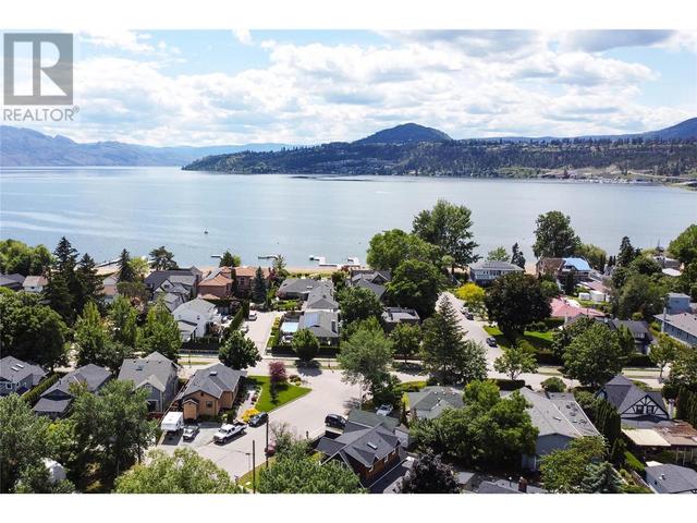 1967 Abbott Street, House detached with 2 bedrooms, 1 bathrooms and 1 parking in Kelowna BC | Image 3