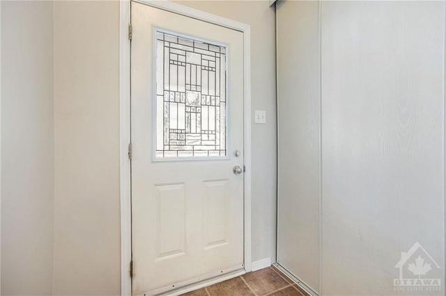 398 Hillsboro Private, Townhouse with 3 bedrooms, 3 bathrooms and 2 parking in Ottawa ON | Image 2