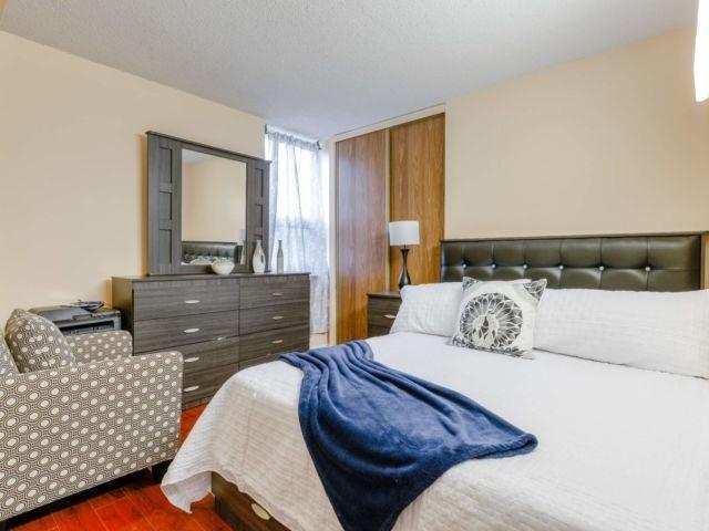 1211 - 4 Lisa St W, Condo with 3 bedrooms, 2 bathrooms and 2 parking in Brampton ON | Image 11