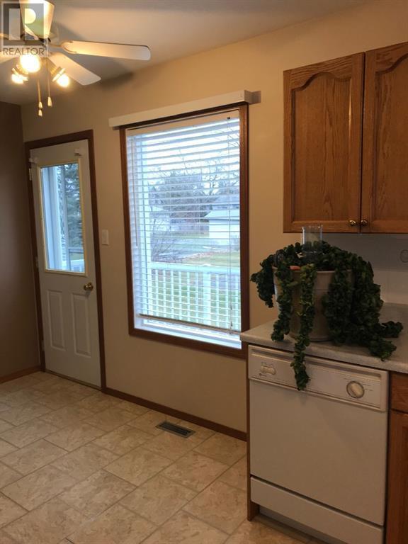 2, - 1006 3 Avenue, Condo with 3 bedrooms, 1 bathrooms and 2 parking in Beaverlodge AB | Image 9