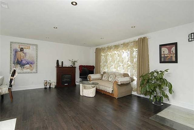17 Farmcrest Dr, House detached with 3 bedrooms, 2 bathrooms and 6 parking in Toronto ON | Image 3