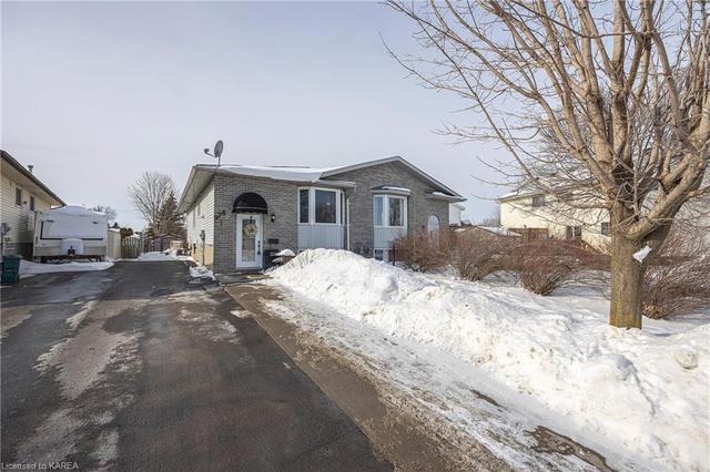 974 Uxbridge Crescent, House semidetached with 4 bedrooms, 2 bathrooms and 2 parking in Kingston ON | Image 2