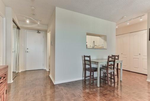 901 - 11 Townsgate Dr, Condo with 2 bedrooms, 2 bathrooms and 1 parking in Vaughan ON | Image 9