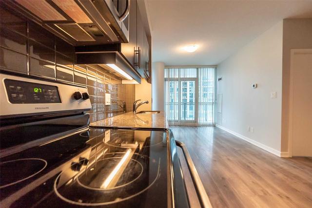 411 - 33 Bay St, Condo with 1 bedrooms, 1 bathrooms and 1 parking in Toronto ON | Image 2