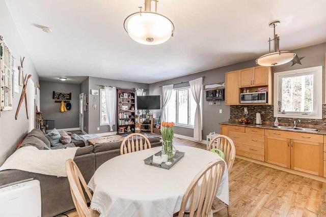 1081 Larch St, House detached with 2 bedrooms, 1 bathrooms and 9 parking in Innisfil ON | Image 3