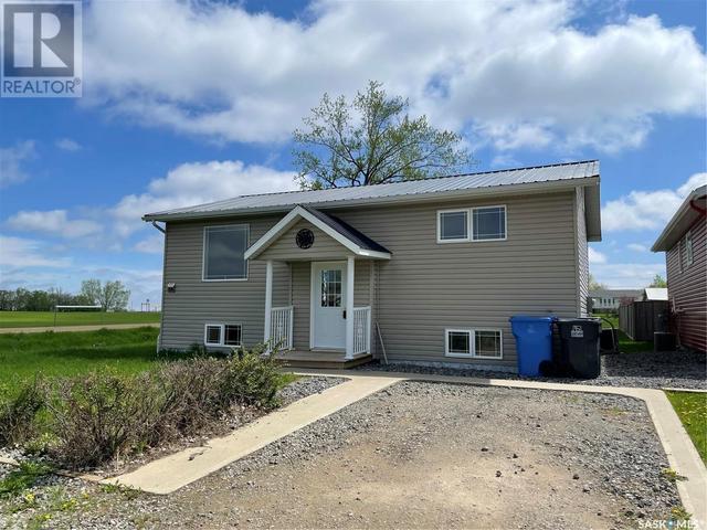 568 Sorlien Avenue, House detached with 3 bedrooms, 2 bathrooms and null parking in Macoun SK | Image 1