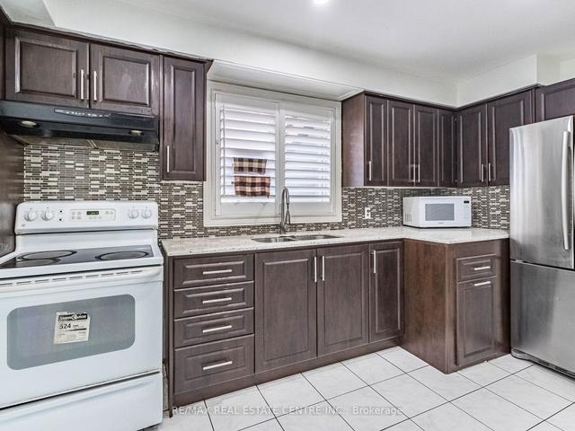 726 Brimorton Dr, House detached with 3 bedrooms, 3 bathrooms and 4 parking in Toronto ON | Image 5