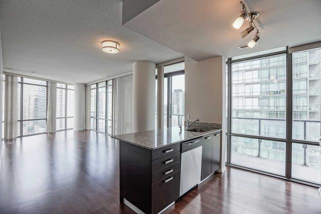 1905 - 832 Bay St, Condo with 2 bedrooms, 2 bathrooms and 1 parking in Toronto ON | Image 4