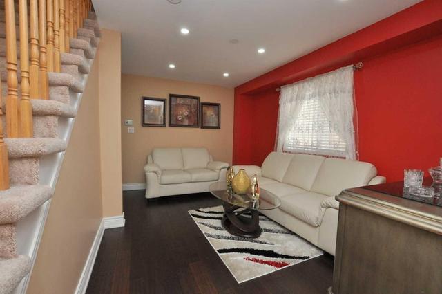4 Dells Cres, House semidetached with 3 bedrooms, 4 bathrooms and 3 parking in Brampton ON | Image 3