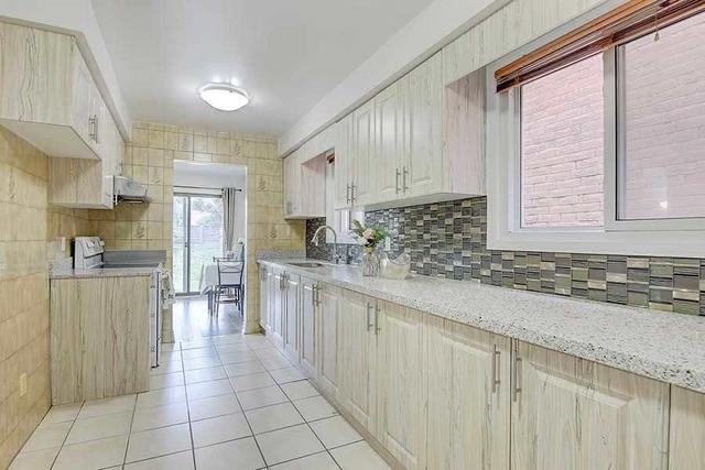 205 Roxanne Cres, House detached with 4 bedrooms, 4 bathrooms and 5 parking in Toronto ON | Image 11