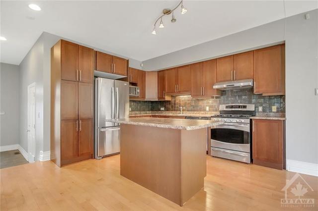 210 Stedman Street, Townhouse with 3 bedrooms, 3 bathrooms and 3 parking in Ottawa ON | Image 11