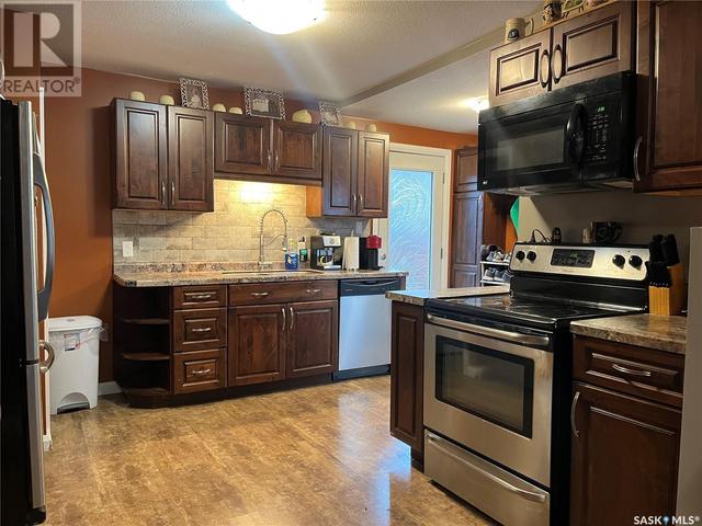 206 Park Avenue, House detached with 2 bedrooms, 1 bathrooms and null parking in Esterhazy SK | Image 2