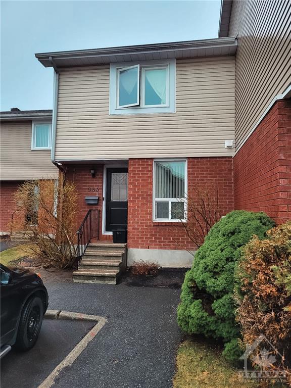 983 Cookshire Crescent, Townhouse with 2 bedrooms, 2 bathrooms and 1 parking in Ottawa ON | Image 1