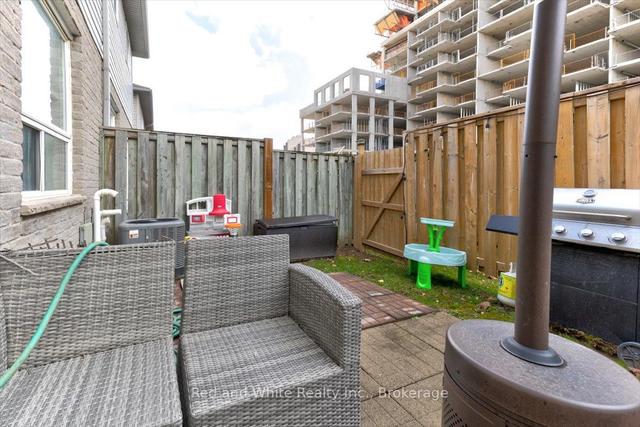 14 - 104 Frances Ave, Condo with 3 bedrooms, 3 bathrooms and 2 parking in Hamilton ON | Image 11