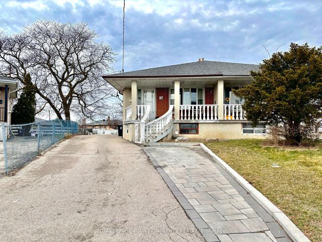 16 Brady Cres, House semidetached with 4 bedrooms, 2 bathrooms and 4 parking in Toronto ON | Image 1