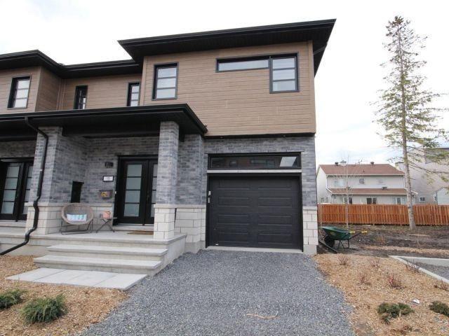 15 Aquamarine Private, House semidetached with 3 bedrooms, 4 bathrooms and 2 parking in Ottawa ON | Image 2