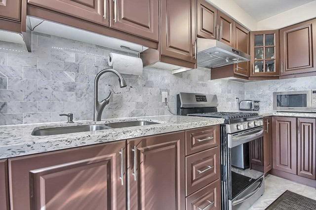 35h View Green Cres, House attached with 3 bedrooms, 4 bathrooms and 4 parking in Toronto ON | Image 9