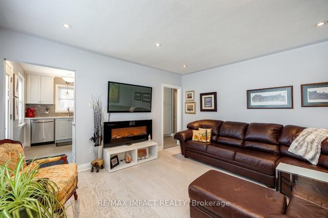 72 Grassmere Crt, House detached with 3 bedrooms, 2 bathrooms and 5 parking in Oshawa ON | Image 4