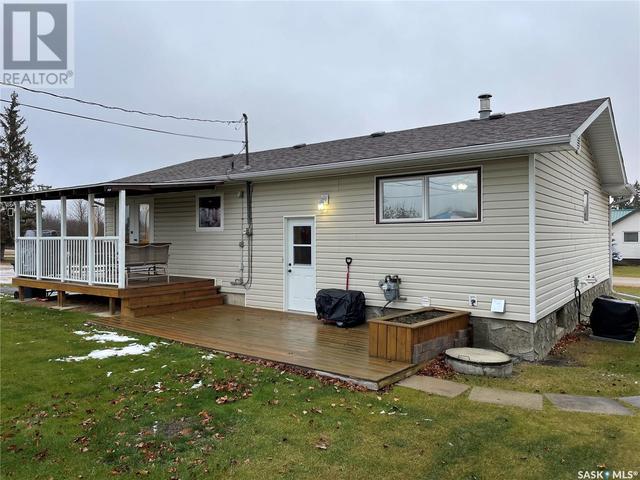 109 2nd Street Nw, House detached with 4 bedrooms, 2 bathrooms and null parking in Goodsoil SK | Image 3