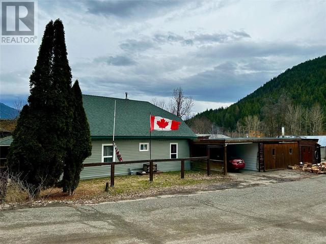 2959 Seaman Road, House detached with 3 bedrooms, 1 bathrooms and 8 parking in Columbia Shuswap D BC | Image 2
