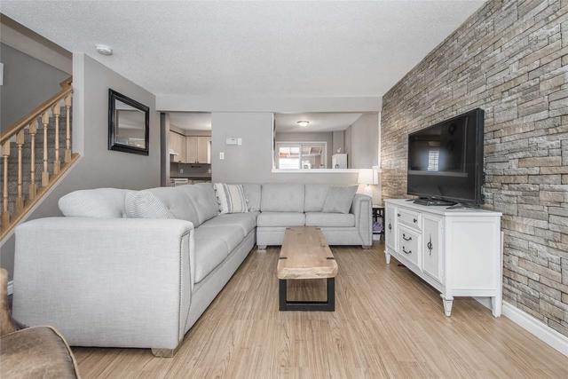 506 Hyannis Crt, House semidetached with 3 bedrooms, 2 bathrooms and 2 parking in Cambridge ON | Image 3