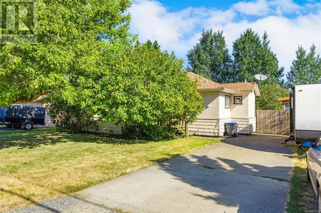 333 Bernard Ave, House detached with 3 bedrooms, 1 bathrooms and 4 parking in Parksville BC | Card Image