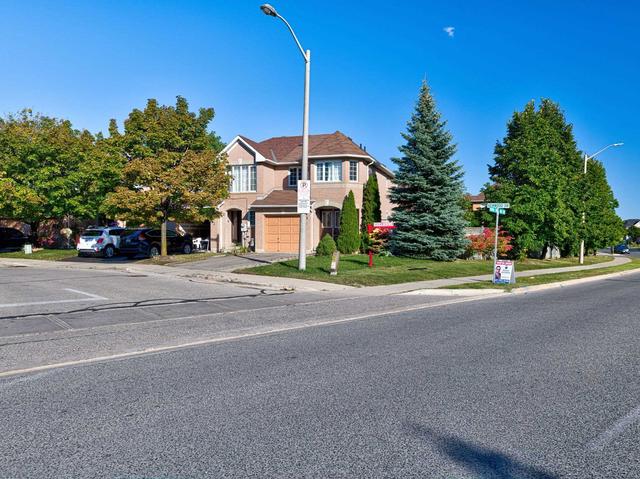 1 Kenwood Dr S, Townhouse with 3 bedrooms, 3 bathrooms and 2 parking in Brampton ON | Image 1