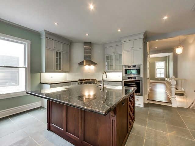 2 - 151 Robert St, Condo with 2 bedrooms, 2 bathrooms and null parking in Toronto ON | Image 1