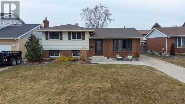 18 Durco Avenue, House detached with 4 bedrooms, 1 bathrooms and null parking in Sarnia ON | Image 2