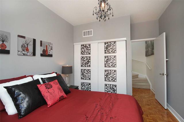 3 - 1388 Bloor St W, Townhouse with 2 bedrooms, 2 bathrooms and 1 parking in Toronto ON | Image 13