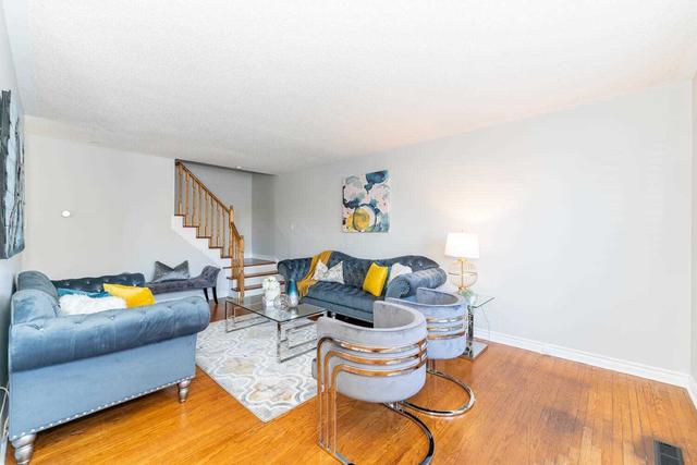 29 Town House Cres N, Townhouse with 3 bedrooms, 2 bathrooms and 1 parking in Brampton ON | Image 5