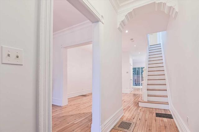 22 Draper St, House attached with 4 bedrooms, 3 bathrooms and null parking in Toronto ON | Image 2