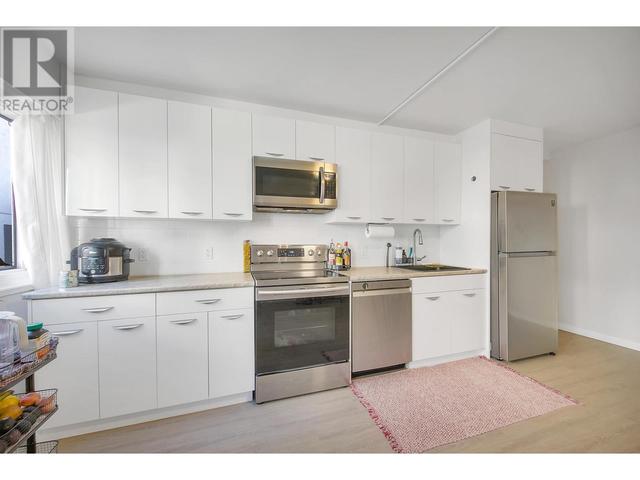 102 - 1750 Esquimalt Avenue, Condo with 2 bedrooms, 1 bathrooms and 1 parking in West Vancouver BC | Image 1