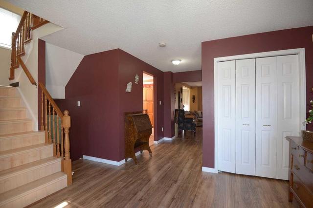 372 Celtic Dr, House detached with 2 bedrooms, 3 bathrooms and 4 parking in Hamilton ON | Image 2