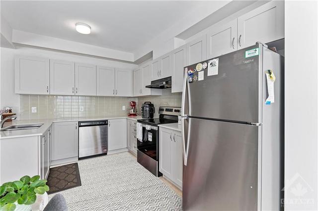 43 Caspian Row, Townhouse with 3 bedrooms, 3 bathrooms and 2 parking in Ottawa ON | Image 9