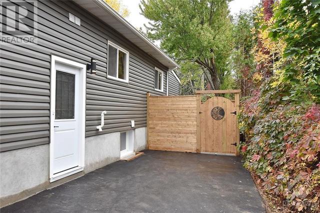 2 - 3 Crystal Beach Drive, Home with 3 bedrooms, 2 bathrooms and 2 parking in Ottawa ON | Image 2