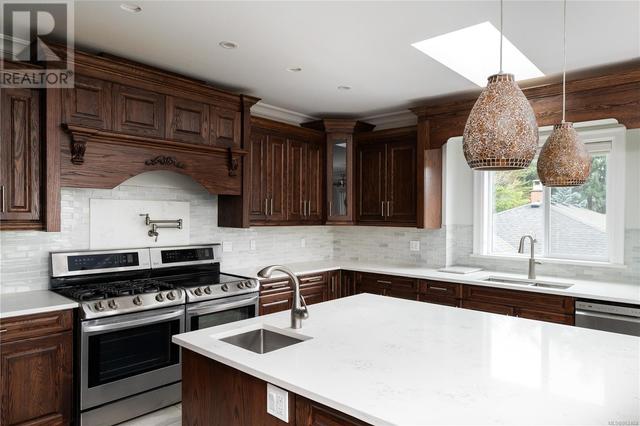 4580 Bonnieview Pl, House detached with 9 bedrooms, 8 bathrooms and 5 parking in Saanich BC | Image 19