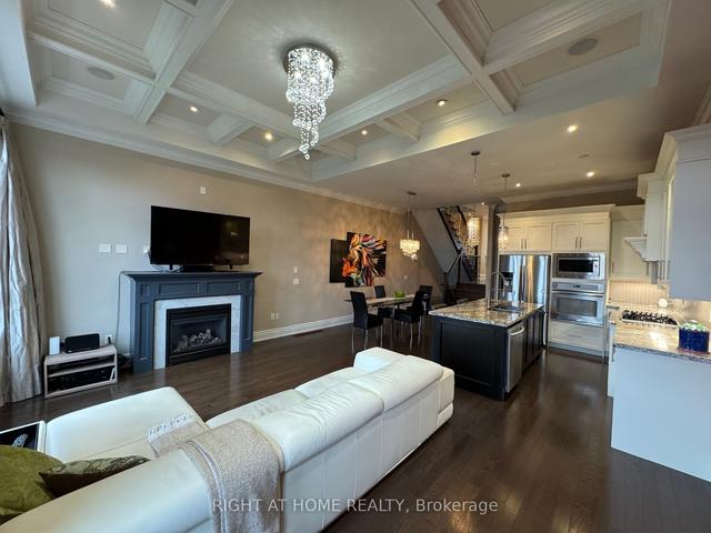 58b Thirty Second St, House detached with 3 bedrooms, 4 bathrooms and 3 parking in Toronto ON | Image 3