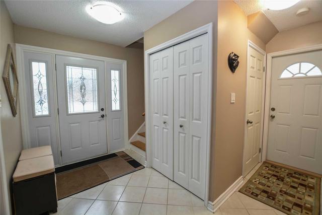 81 Seaborn Rd, House detached with 4 bedrooms, 2 bathrooms and 6 parking in Brampton ON | Image 2