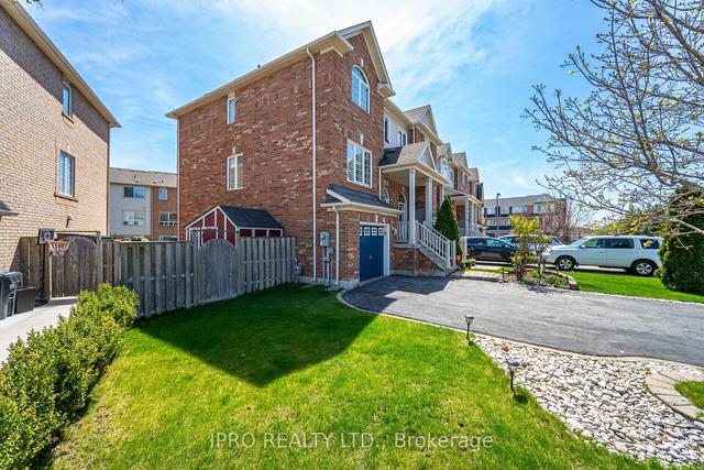 93 Decker Hollow Circ, House attached with 3 bedrooms, 3 bathrooms and 5 parking in Brampton ON | Image 23