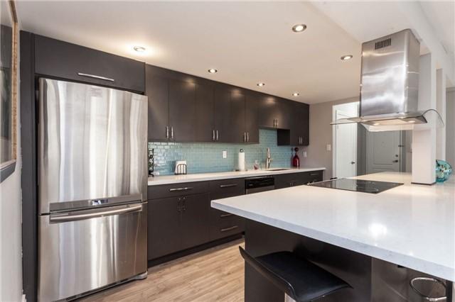 1002 - 61 Richview Rd, Condo with 3 bedrooms, 2 bathrooms and 1 parking in Toronto ON | Image 2