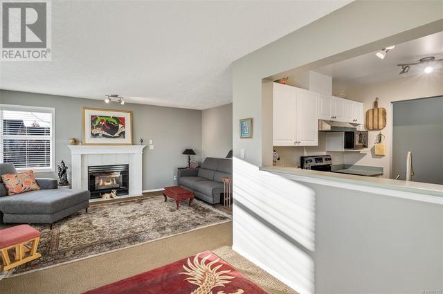 307 - 951 Topaz Ave, Condo with 2 bedrooms, 2 bathrooms and 1 parking in Victoria BC | Image 3