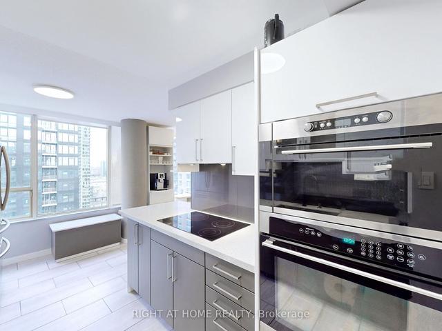 2208 - 330 Rathburn Rd W, Condo with 2 bedrooms, 2 bathrooms and 2 parking in Mississauga ON | Image 3