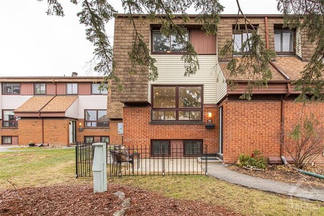 14 Woodvale Green, Townhouse with 3 bedrooms, 2 bathrooms and 1 parking in Ottawa ON | Card Image