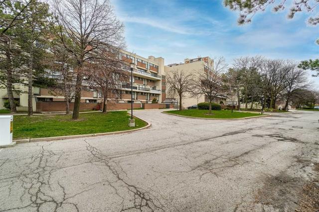 142 - 2 Valhalla Inn Rd, Condo with 3 bedrooms, 3 bathrooms and 1 parking in Toronto ON | Image 12