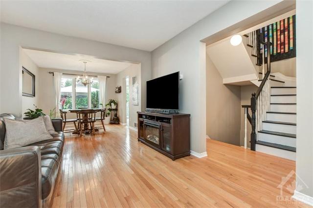 1816 Hialeah Drive, Townhouse with 3 bedrooms, 2 bathrooms and 3 parking in Ottawa ON | Image 7