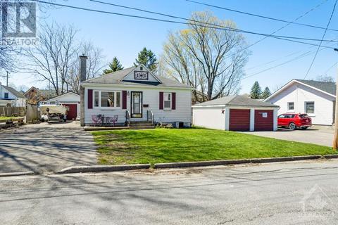 10 Stuart Street, House detached with 3 bedrooms, 1 bathrooms and 6 parking in Brockville ON | Card Image