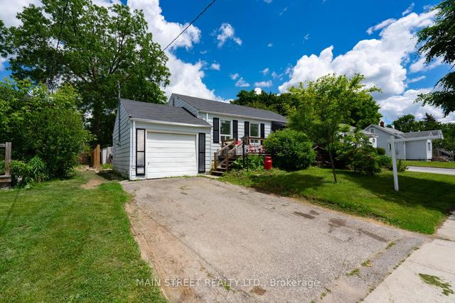 249 Stanley St, House detached with 2 bedrooms, 2 bathrooms and 4 parking in Newmarket ON | Image 1
