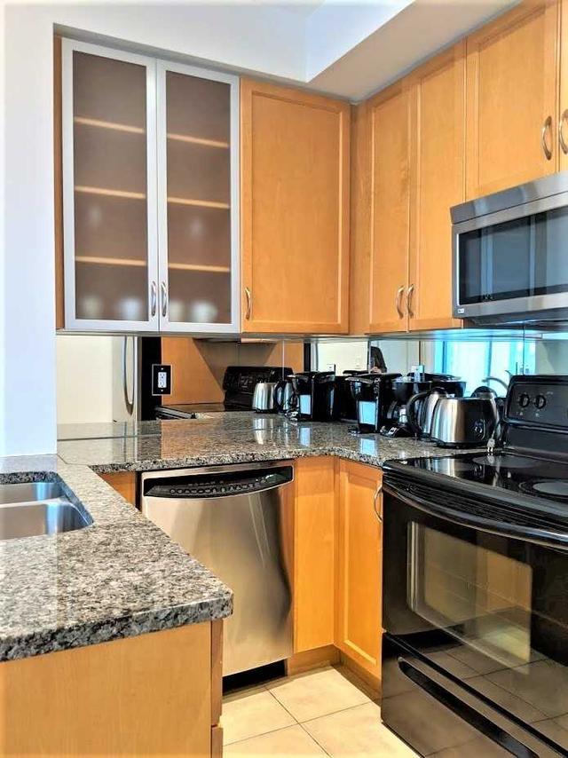 1705 - 18 Yorkville Ave, Condo with 2 bedrooms, 2 bathrooms and 1 parking in Toronto ON | Image 7